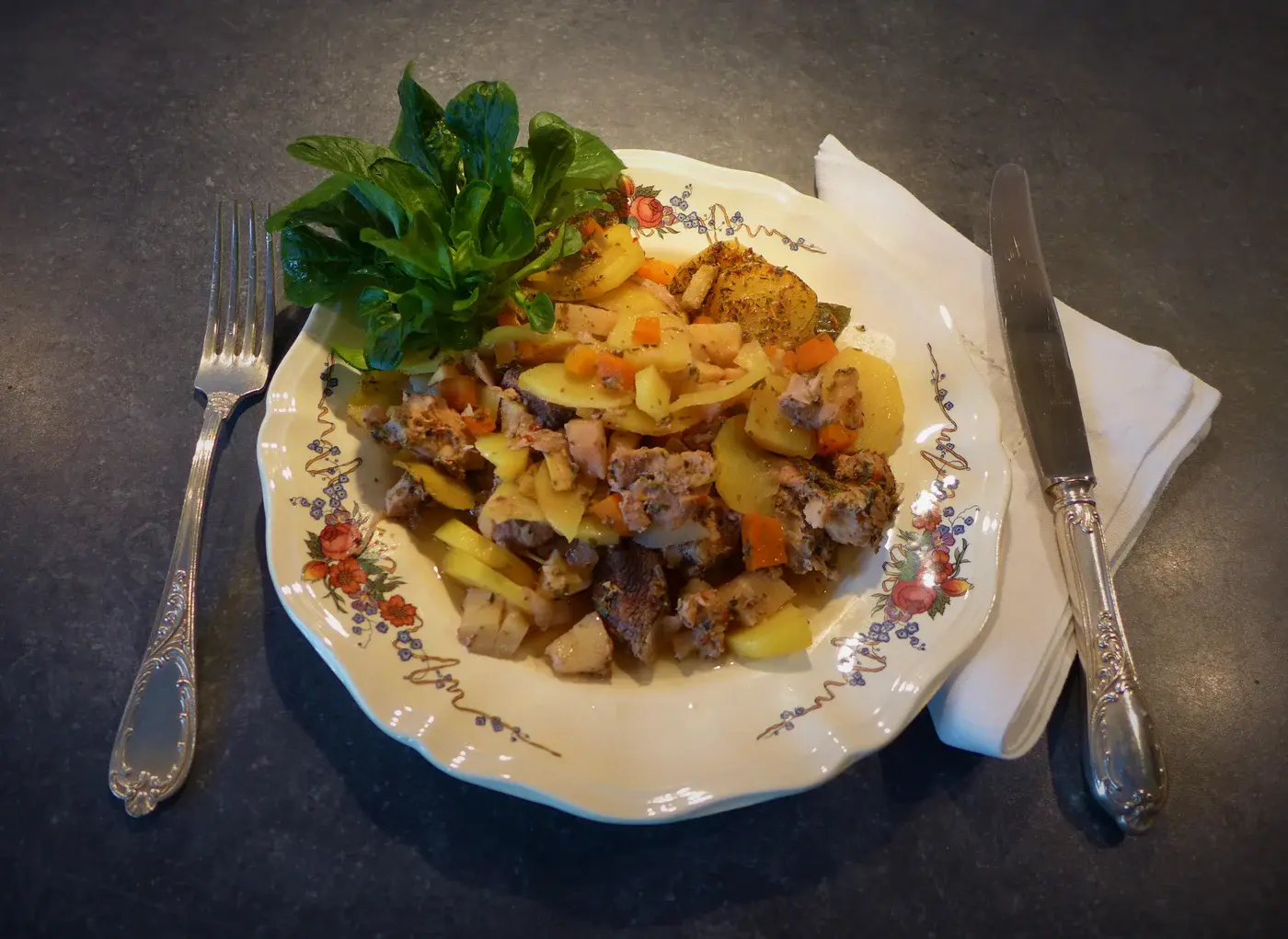 Assiette de baeckeoffe servie avec sa salade