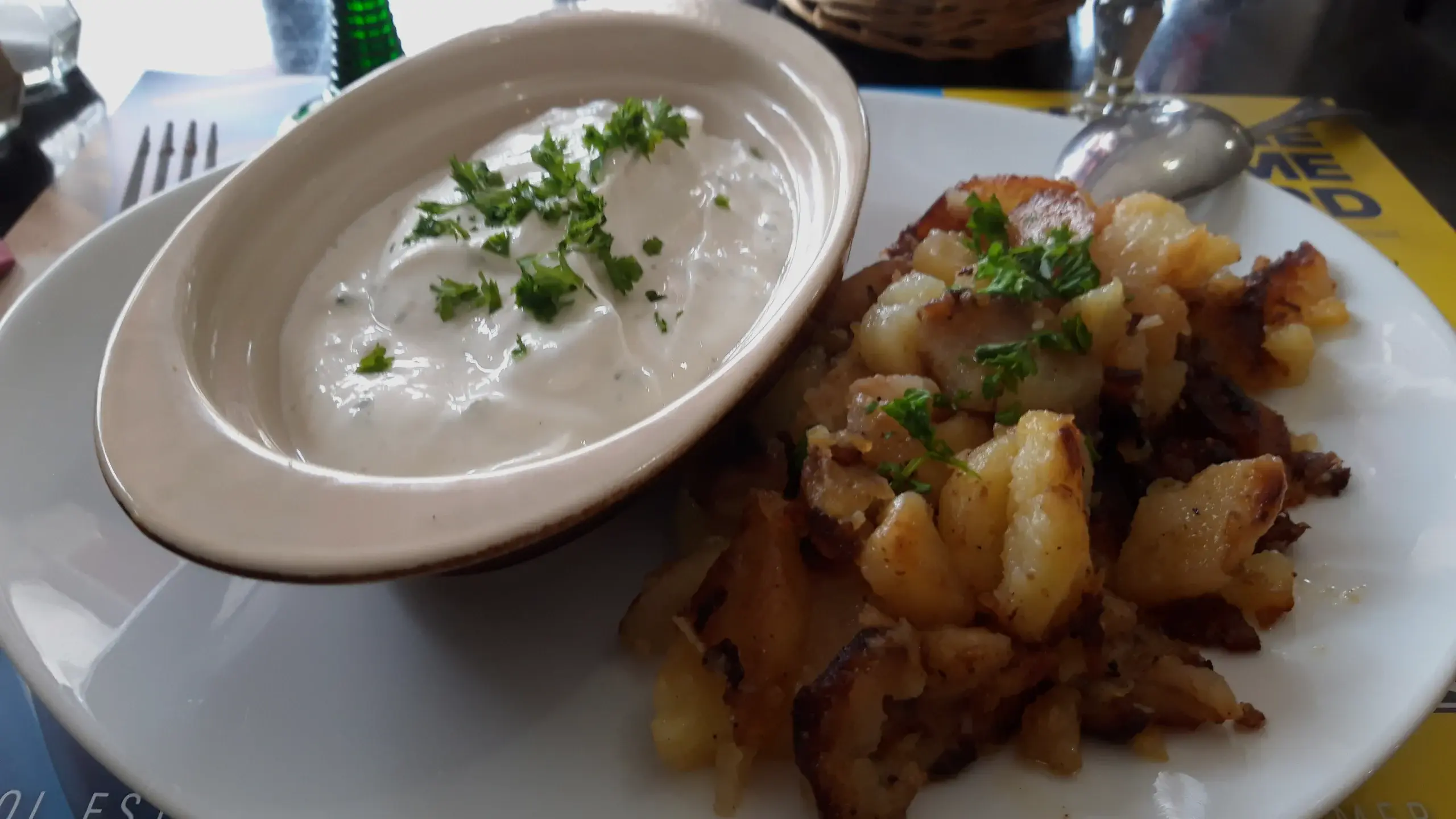Bol de bibeleskaes servi avec des pommes de terre sautées