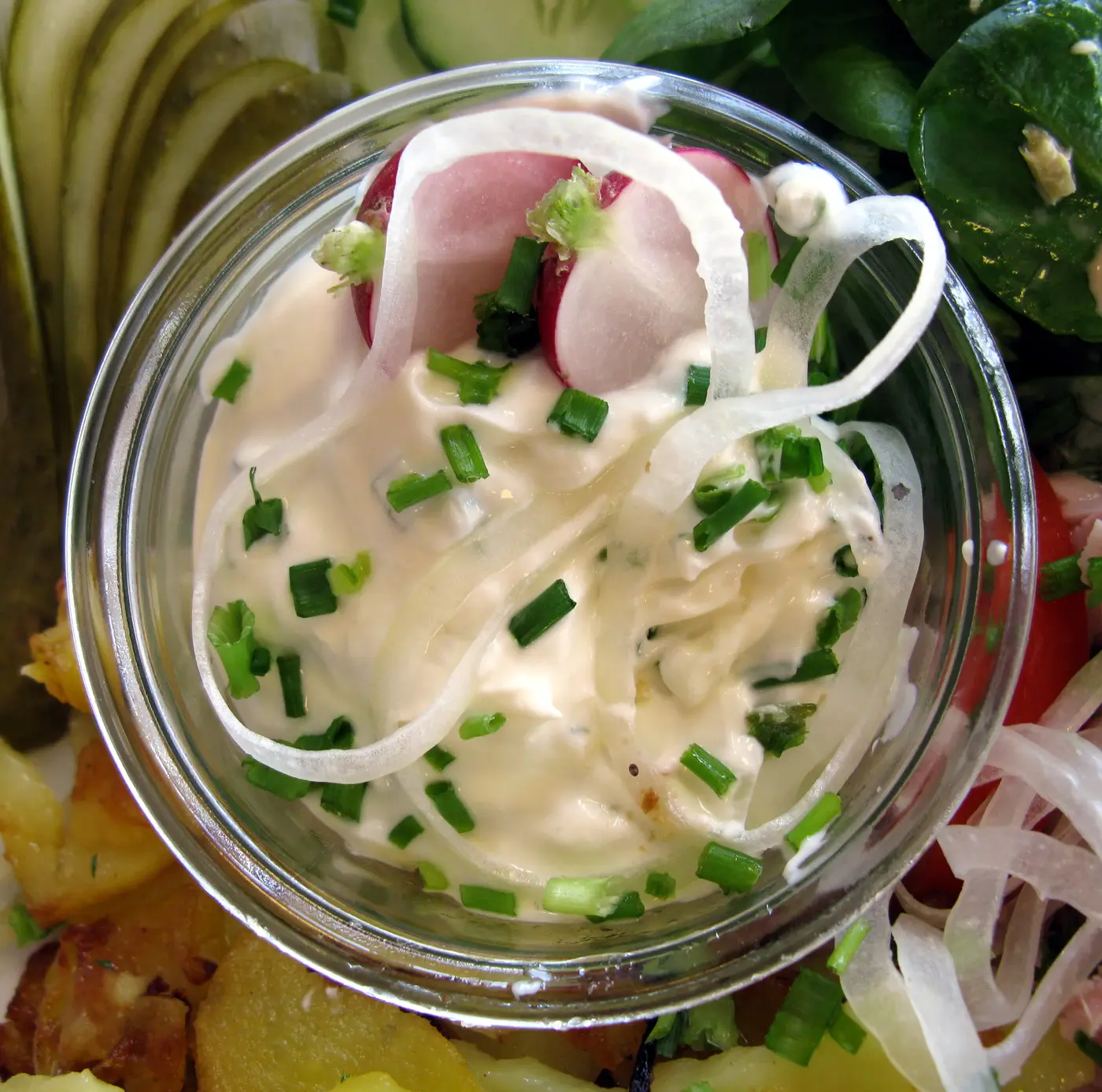 Bibeleskaes garni de radis, ciboulette et oignon