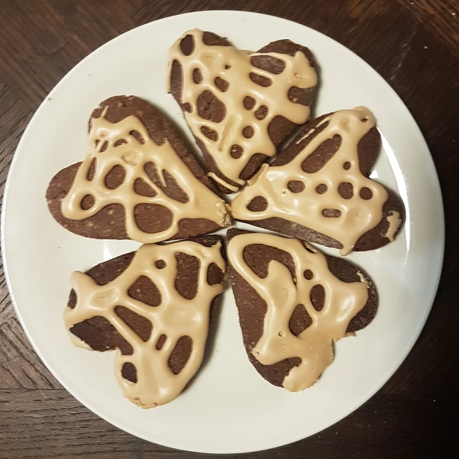 Bredele alsaciens glacés disposés en étoile sur une assiette