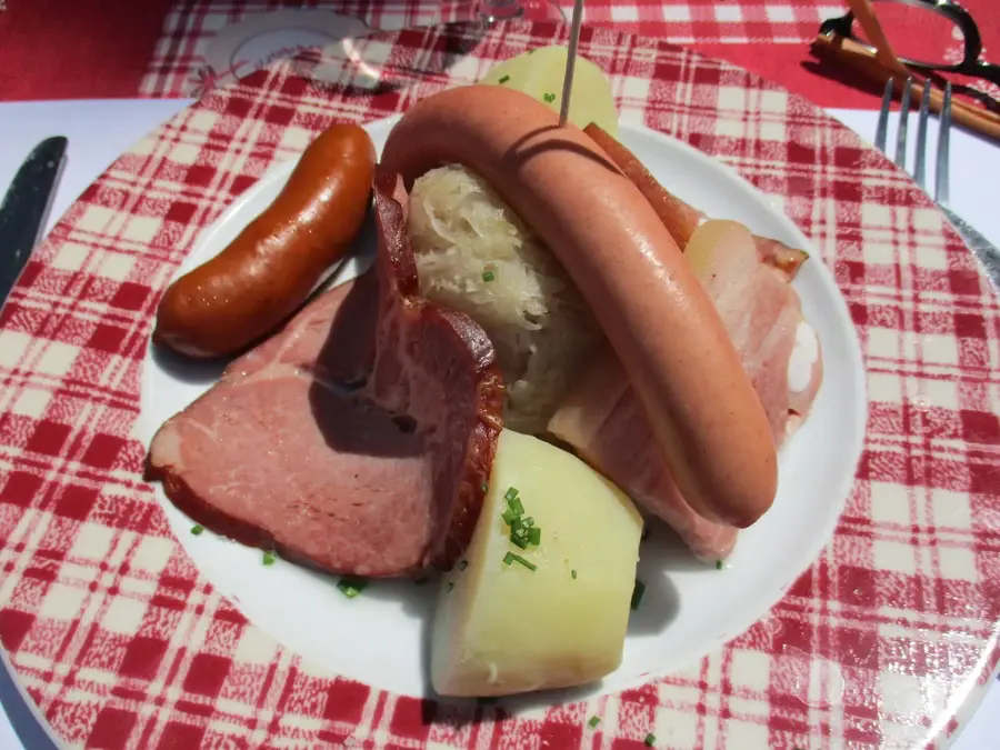 Assiette de choucroute alsacienne servie en brasserie
