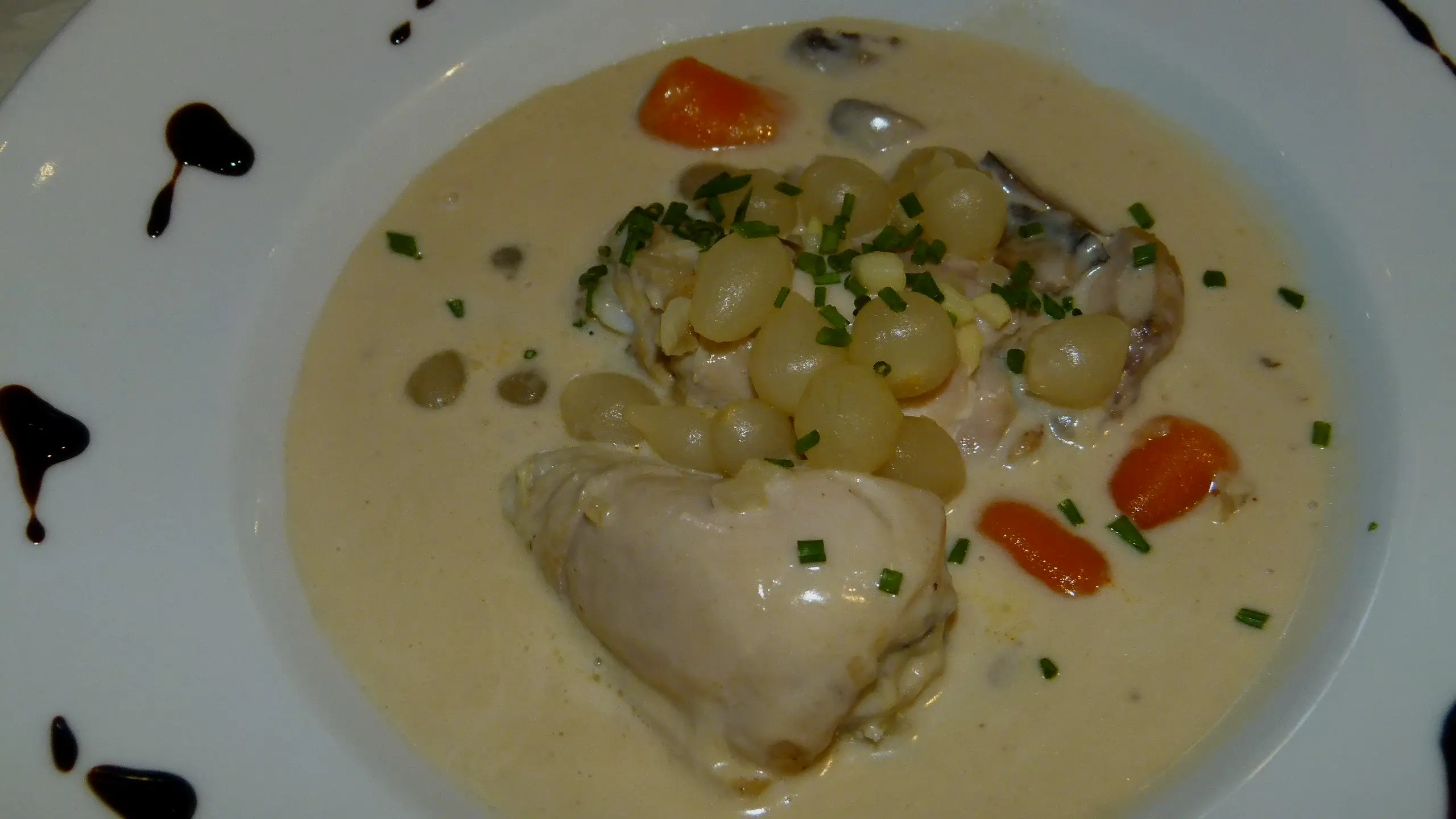 Assiette de coq au riesling, sauce crémeuse et champignons