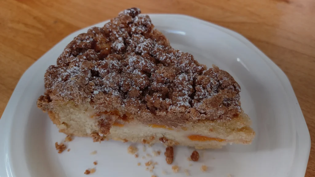 Part de streusel alsacien : couche epaisse de crumble a la cannelle sur une base briochee, sucre glace