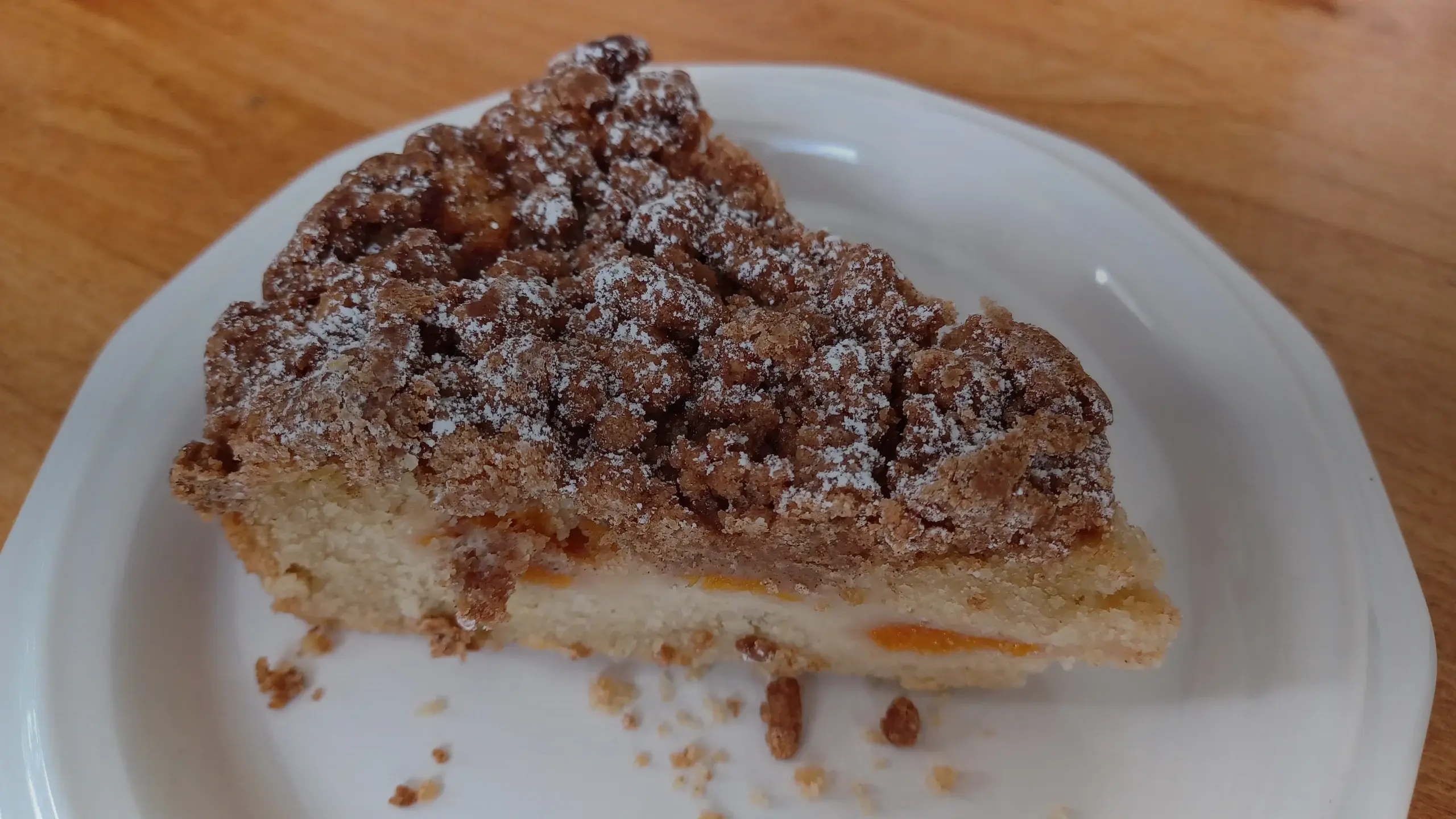 Part de streusel alsacien : couche epaisse de crumble a la cannelle sur une base briochee, sucre glace