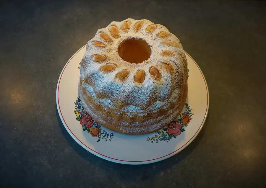 Kougelhopf alsacien saupoudré de sucre glace, amandes dans les cannelures