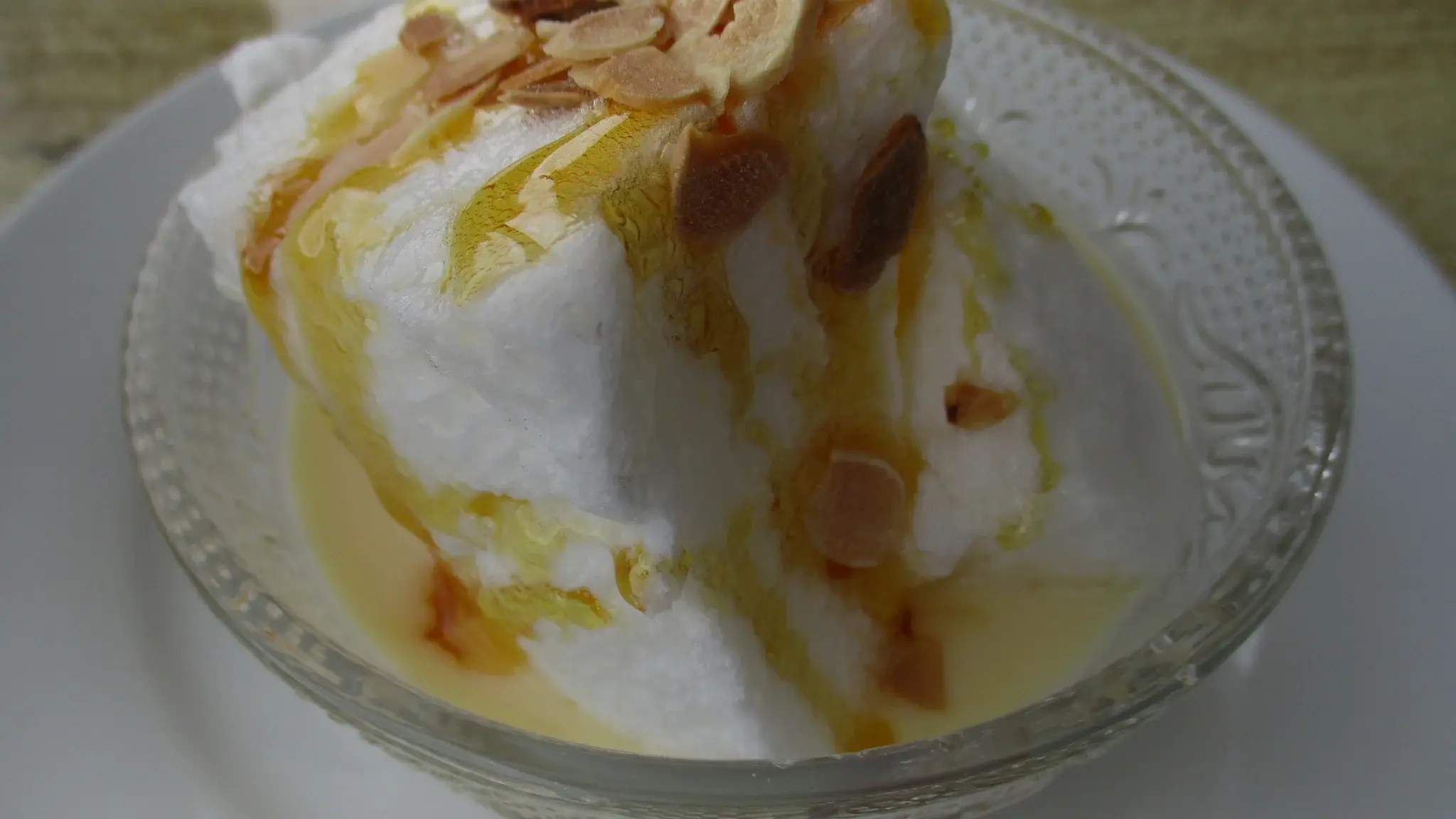 Île flottante nappée de caramel et parsemée d'amandes effilées