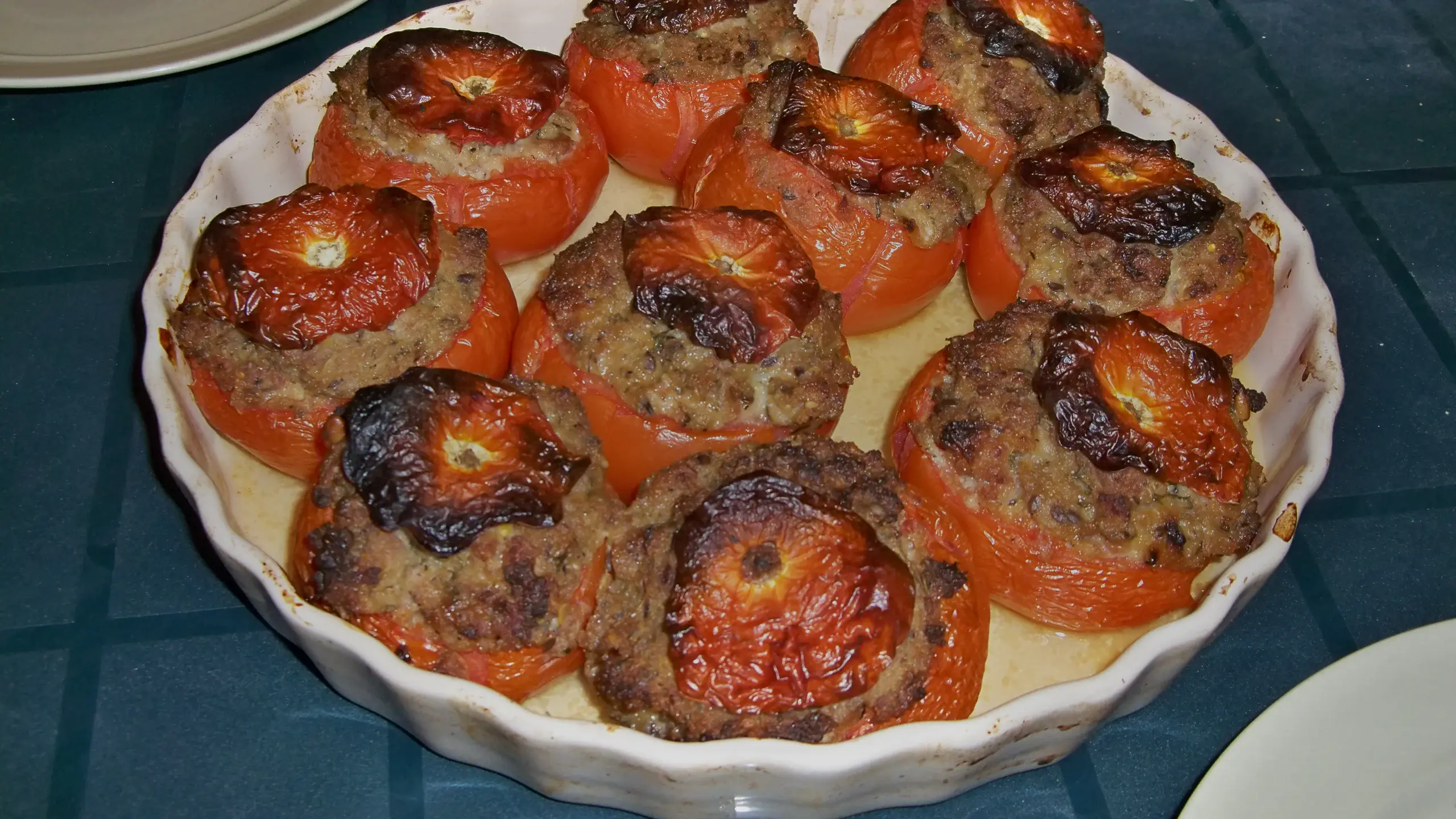 Tomates farcies dorées dans leur plat, sorties du four