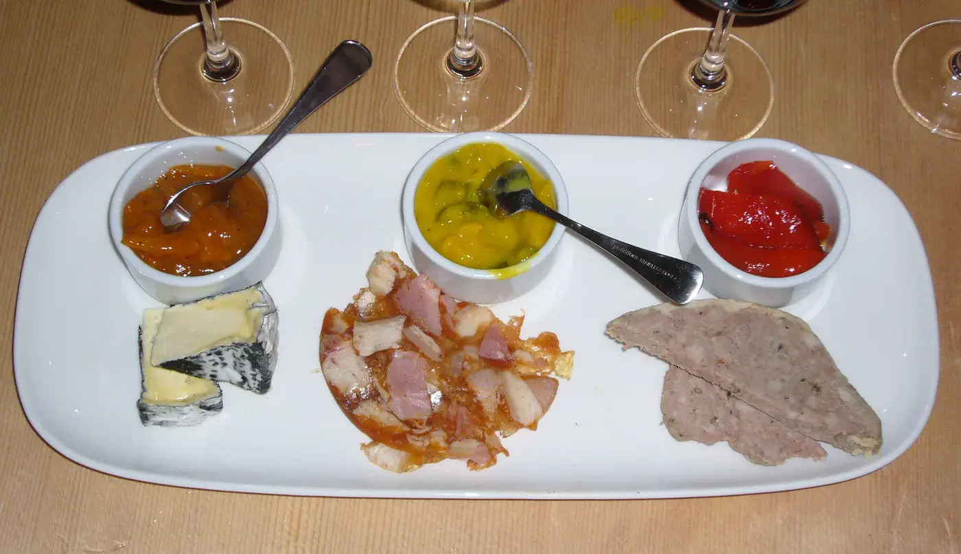 Tranche de presskopf servie à l'assiette avec condiments