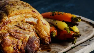 Jarret de porc : la recette de brasserie, pochée puis rôtie