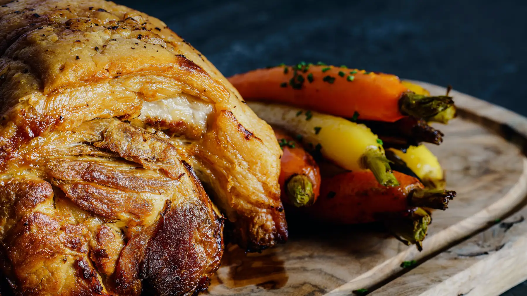 Jarret de porc : la recette de brasserie, pochée puis rôtie