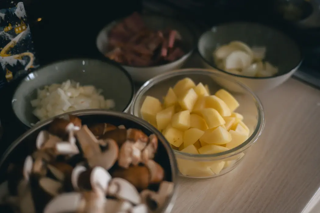 Pommes de terre en rondelles et oignons émincés