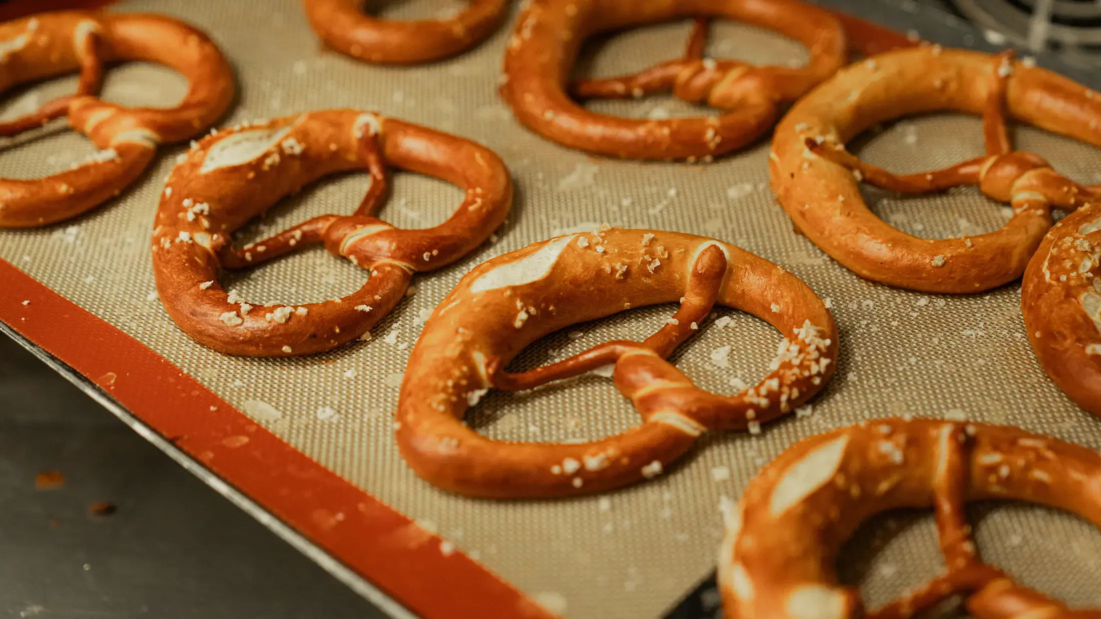 Bretzel maison : le bain alcalin fait tout le travail