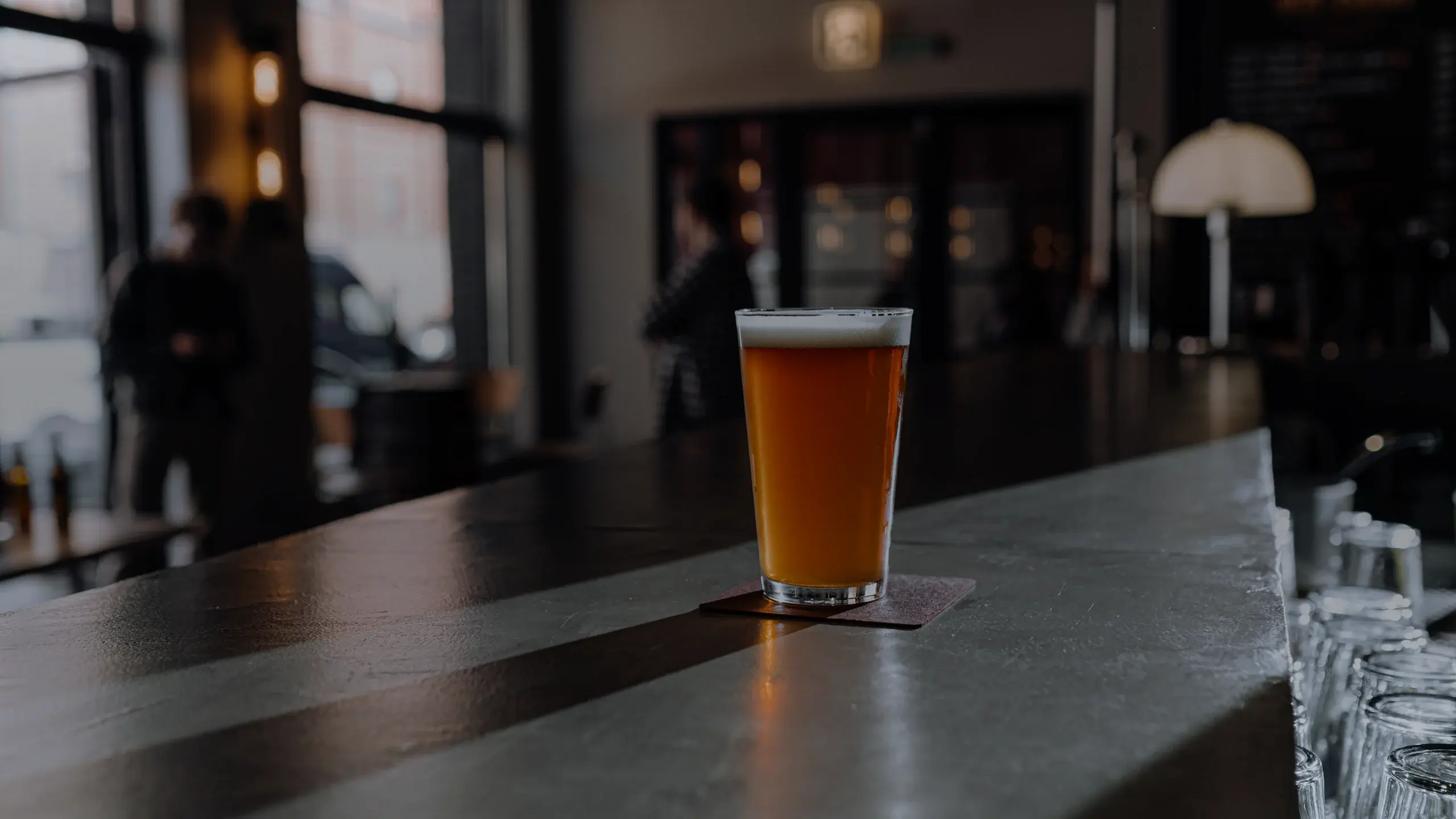 Une bière ambrée posée au comptoir