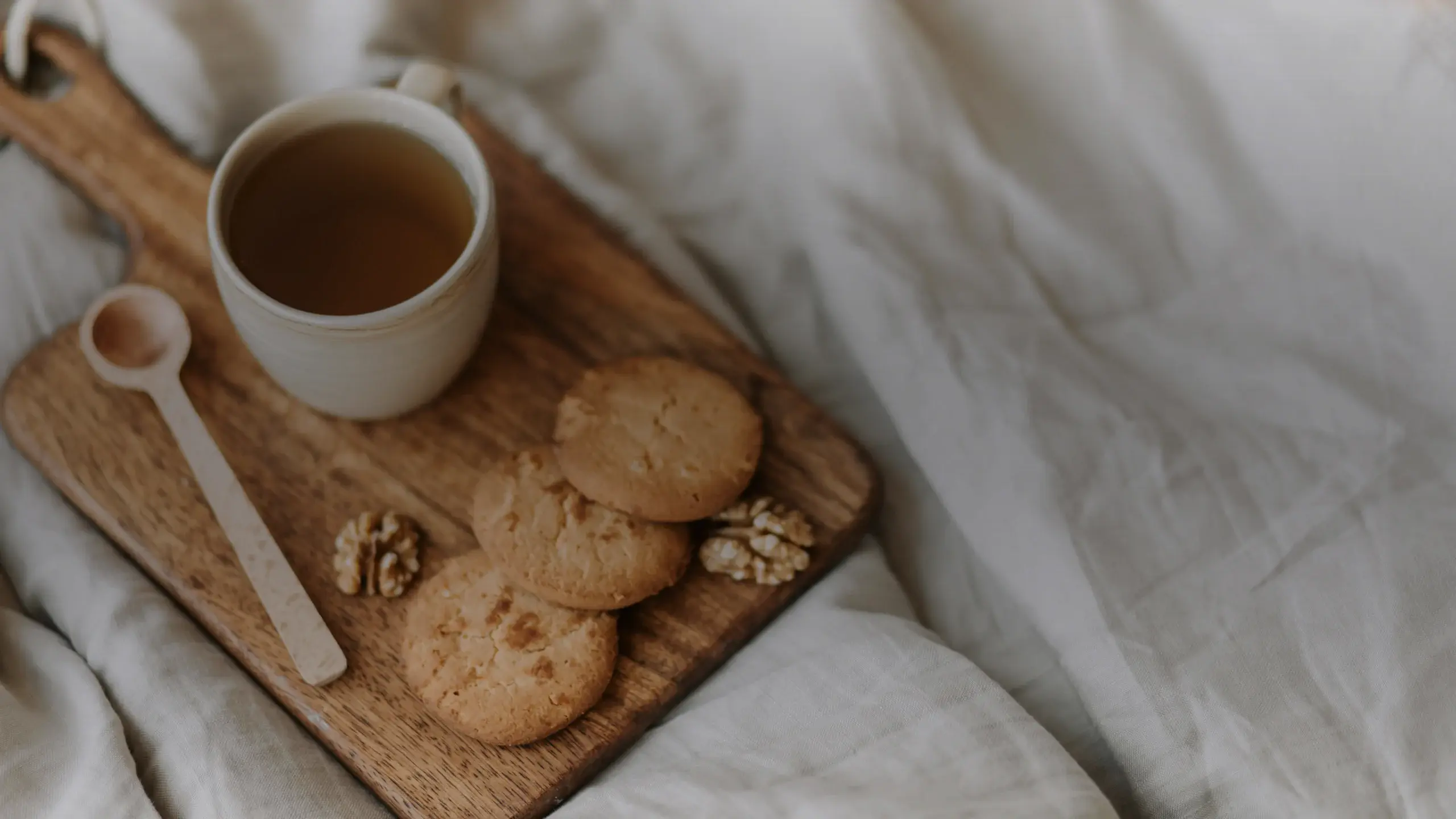 Biscuits aux noix et tasse de thé sur une planche en bois