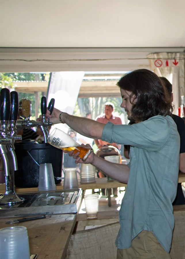 Bière blonde tirée à la pression au comptoir d'un bar