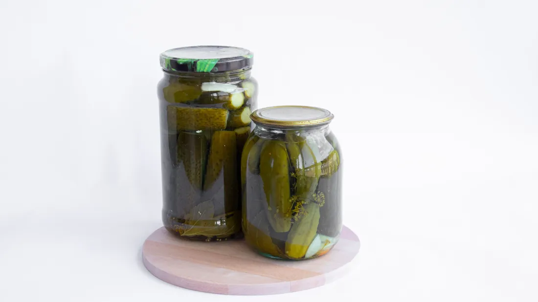Bocaux de fermentation sur une étagère