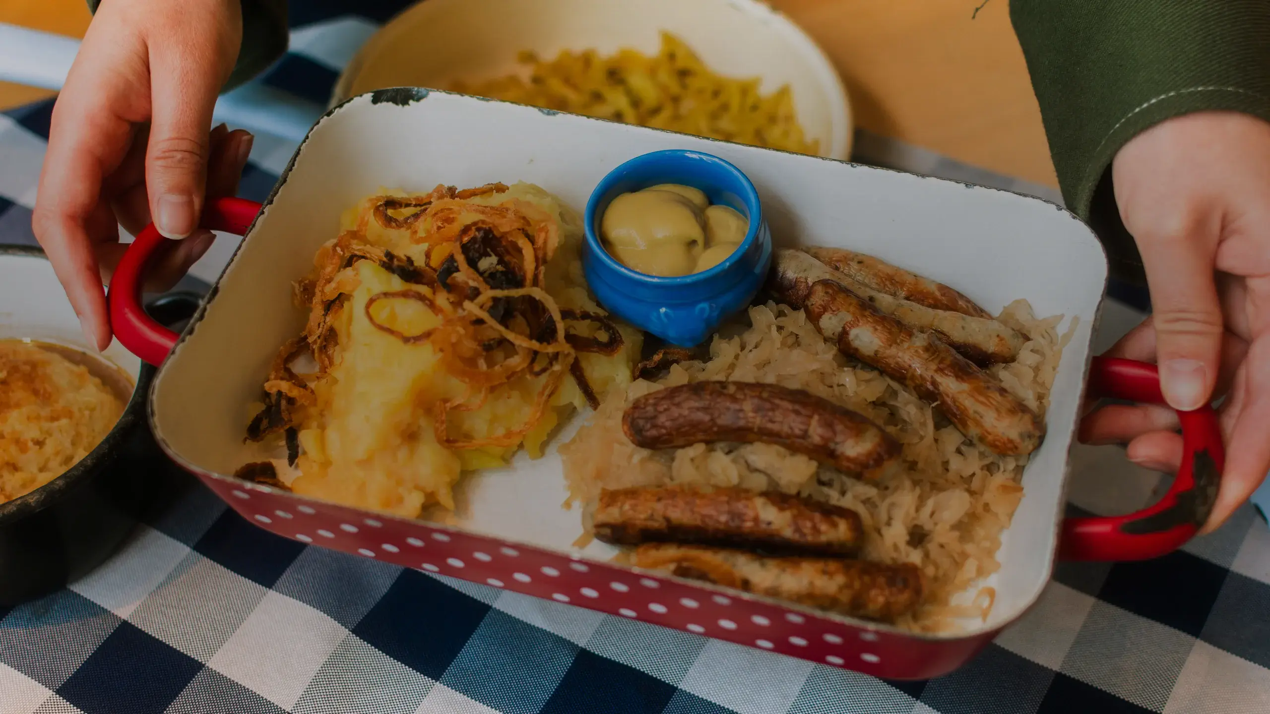 Plateau de choucroute garnie aux saucisses et moutarde
