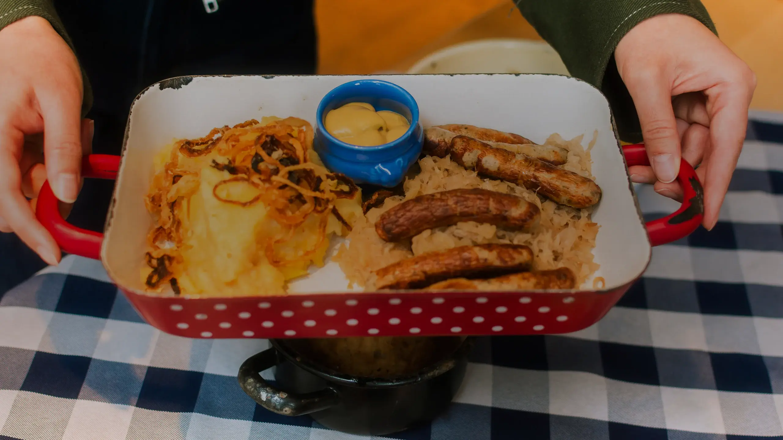 Plat de saucisses sur choucroute, moutarde et pommes de terre
