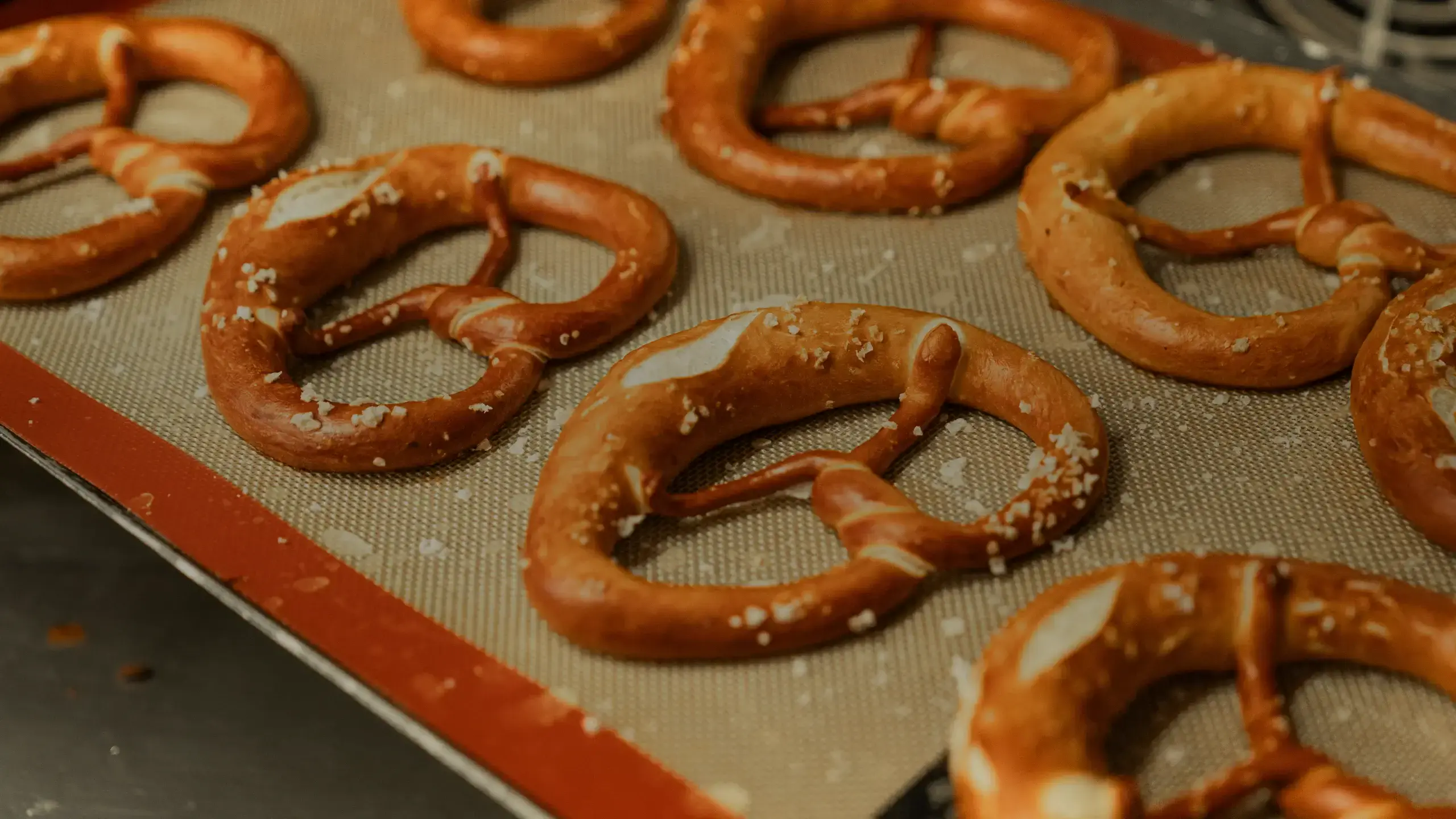 Bretzels salés sortis du four, croûte brune et gros sel