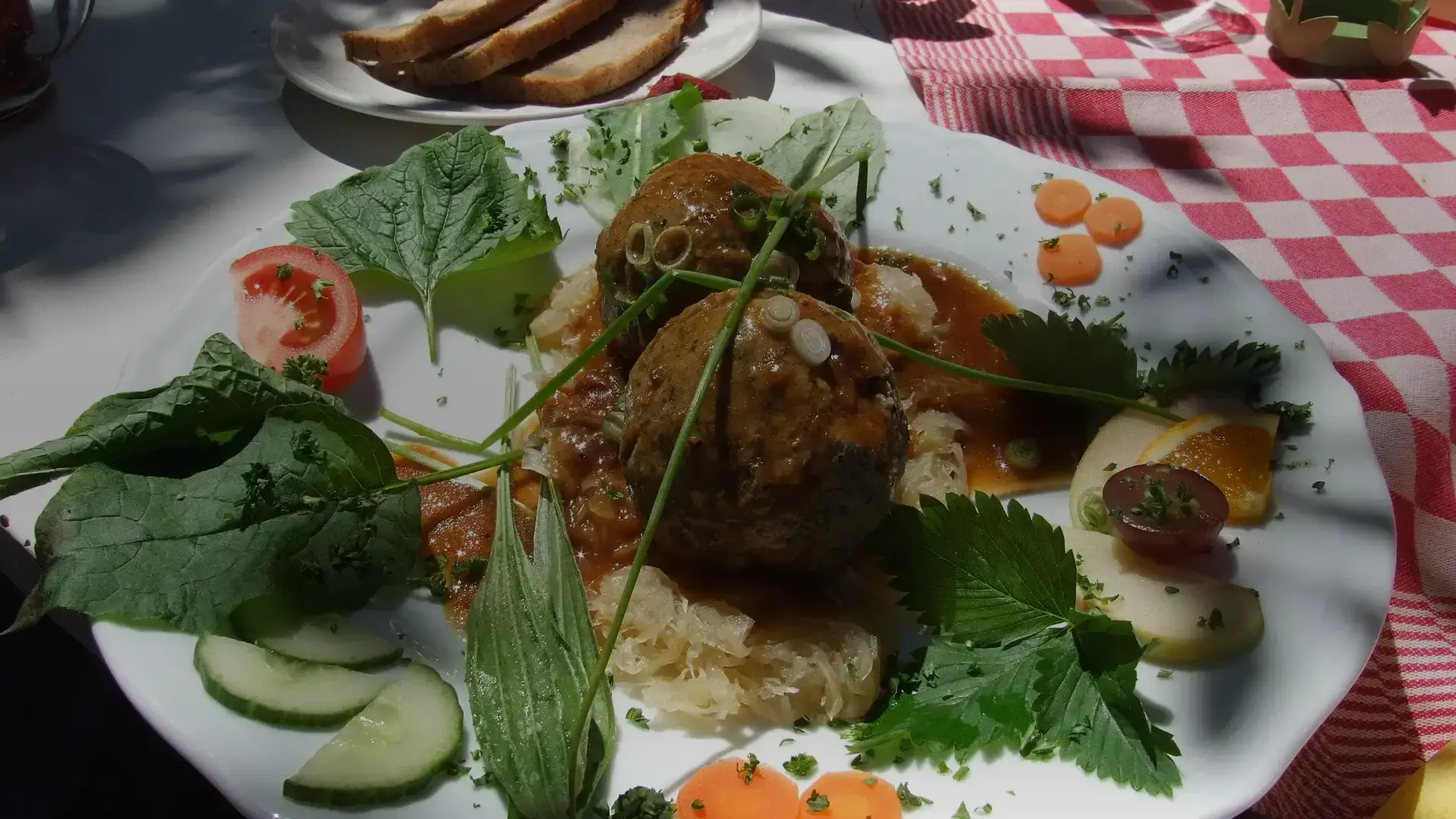 Quenelles de foie sur choucroute dans une assiette, version palatine voisine de la quenelle de foie alsacienne
