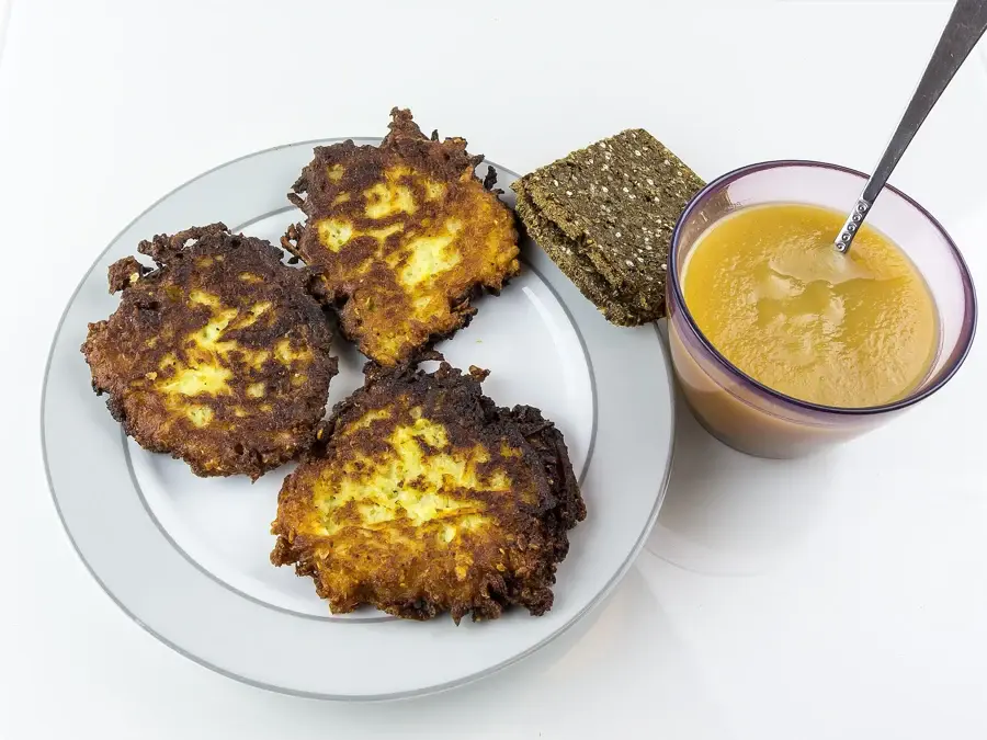 Galettes de pommes de terre râpées dorées, servies avec de la compote de pommes